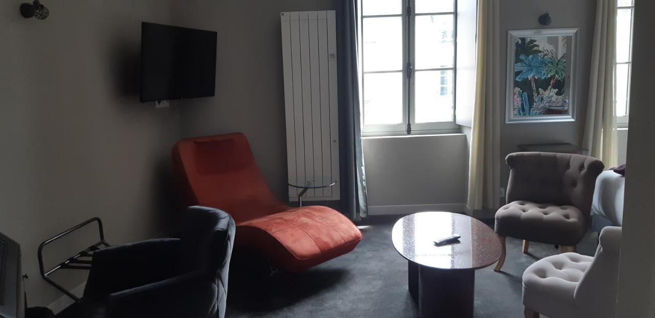 Logis Hotel Le Grand Cerf Ernee Exterior photo