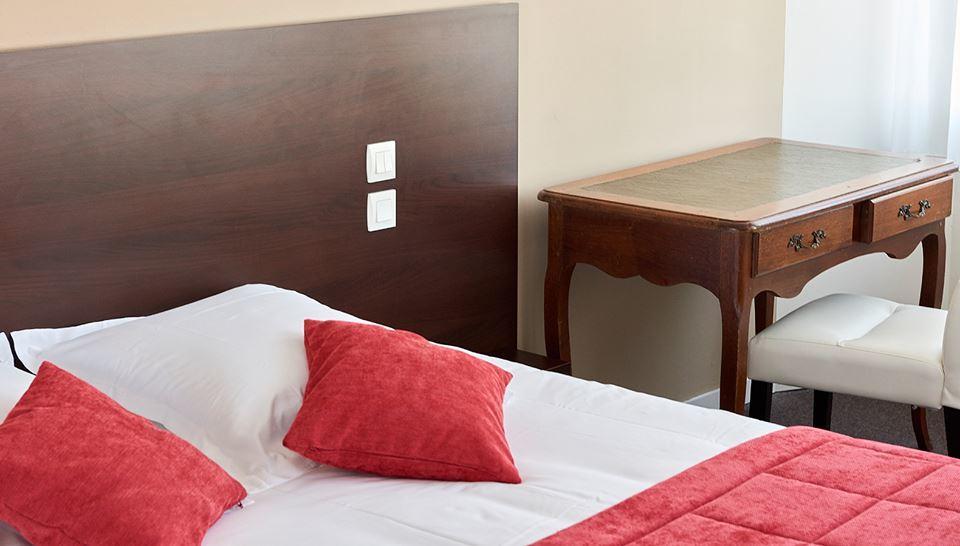 Logis Hotel Le Grand Cerf Ernee Exterior photo