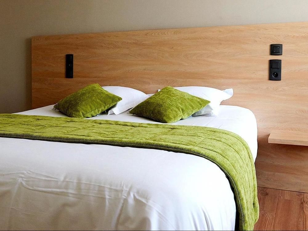 Logis Hotel Le Grand Cerf Ernee Exterior photo