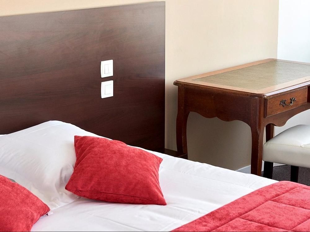 Logis Hotel Le Grand Cerf Ernee Exterior photo